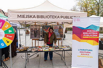 Stoisko i namiot miejskiej biblioteki publicznej