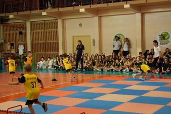 Najmłodsi sportowcy podczas pokazowego treningu ogólnorozwojowego