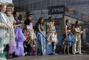 Młodzież w strojach z odpadów - pokaz mody.