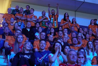 Zdjęcie przedstawia kibiców Jastrzębskiego Węgla. 