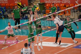 Anthon Brehme w ataku z krótkiej na podwójnym bloku przeciwników