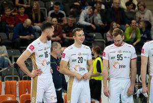 Zawodnicy Jastrzębskiego Węgla przed wyjściem na parkiet.