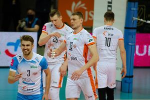 Zadowoleni zawodnicy po udanej akcji.