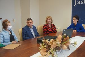 Prezydent Anna Hetman, Ewa Gutowska i  Zuzanna Jaskulska  z ojcem