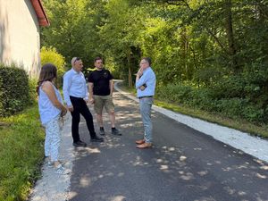 Prezydent Michał Urgoł wraz z naczelnikiem wydziału infrastruktury drogowej oraz przedstawicielami wykonawcy dokonują oficjalnego odbioru wyremontowanej ulicy Komuny Paryskiej