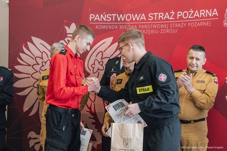 Wręczenie nagrody uczestnikowi konkursu w ramach trzeciej grupy