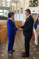 Anna Toborowicz przyjmuje podziękowania od prezydenta