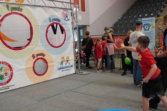 Chłopiec podczas rzucania piłką w cel