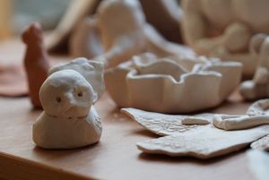 Rzeźby powstałe w pracowni plastycznej