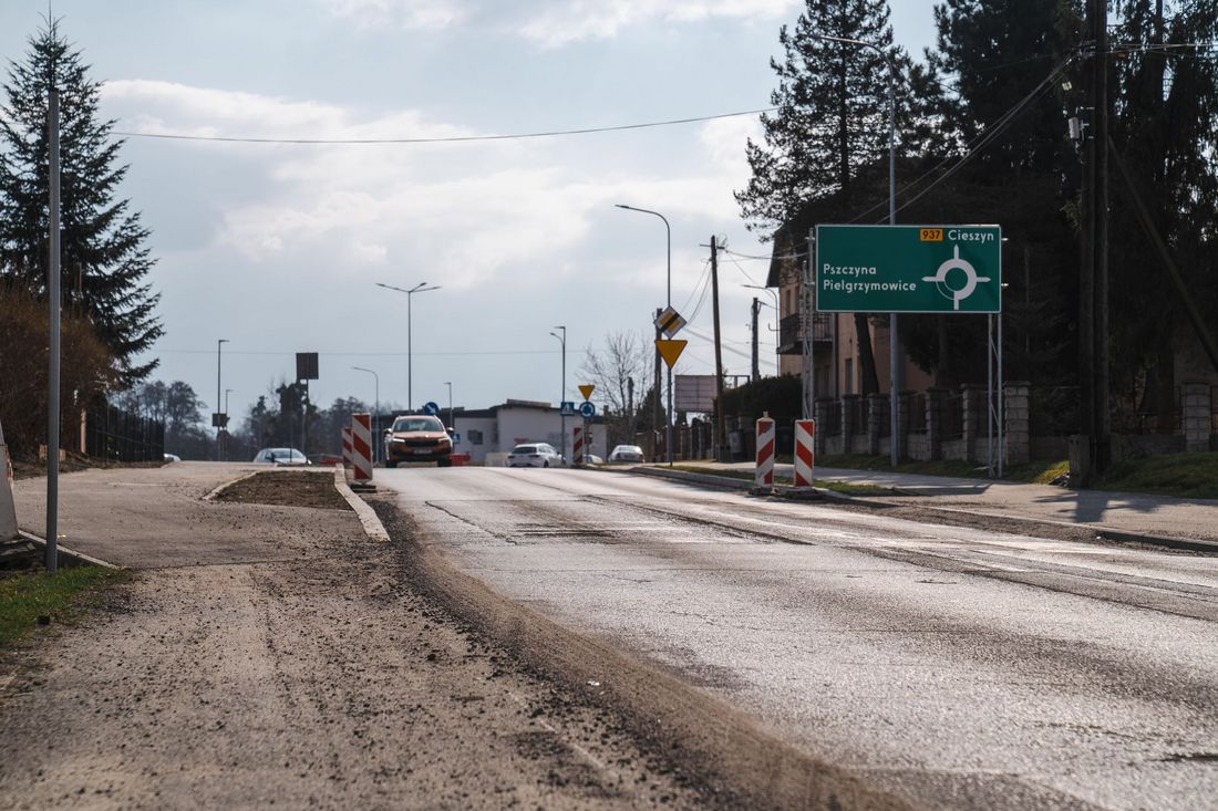 Ulica cieszyńska widok drogi asfaltowej z naprzeciwka nadjeżdża samochód