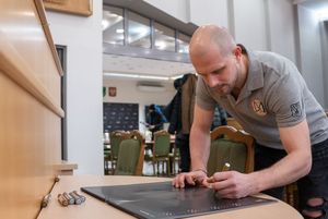 Po mistrzowsku dzielą się dobrem Sportowcy podczas składania autografów na kalendarzach