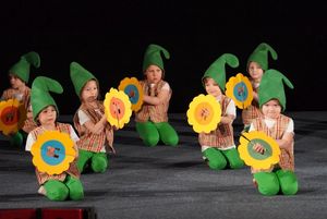 dzieci przebrane za kwiaty na scenie