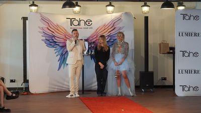 Uczennica z jastrzębskiej szkoły ze zwoją modelką.