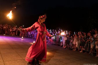 pokaz fireshow „Watra” w wykonaniu Teatru Ognia Phoenix