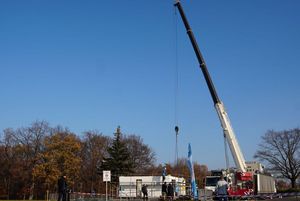 Zdjęcie przedstawia budowę domu jednorodzinnego połączona z warsztatami dla uczniów Zespołu Szkół Techniczno-Branżowych.