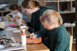 Dzieci rysujące karki walentynkowe w pracowni plastycznej