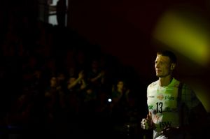 Siatkarze wychodzą na parkiet - kłęby dymu.