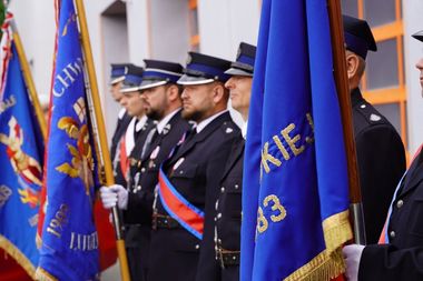 strażacy stoją ze sztandarem podczas uroczystości  w Jastrzębiu-Zdroju