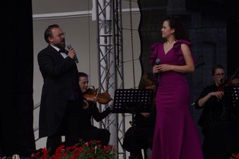Tenor śpiewający do przyglądającej się tenorki