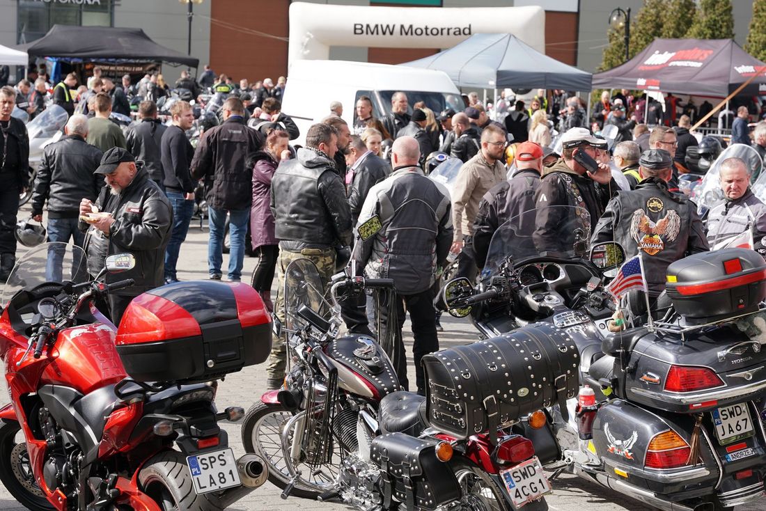 Zdjęcie przedstawia ubiegłoroczne pożegnanie zimy przez motocyklistów.