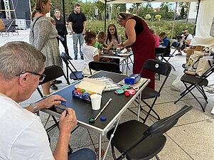 Dzieci i dorośli biorący udział w warsztatach