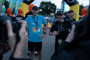 Zdjęcie przedstawia zawodników na mecie biegu głównego.