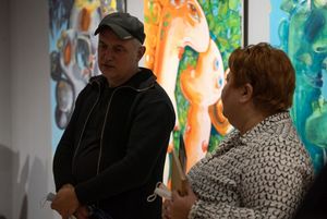 Zbigniew Bury i Katarzyna Parylak, która przedstawia artystę.
