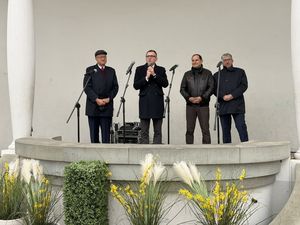 Prezydent Michał Urgoł drugi zastępca Andrzej Matusiak przewodniczący rady miasta Piotr Szereda pracownik MOK Marek Krawczyk stoją na scenie muszli koncertowej w parku zdrojowym