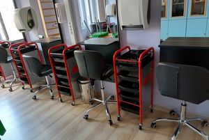 Zdjęcie przedstawia pracownię - widać fotele.