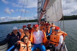 Ludzie na łodzi.