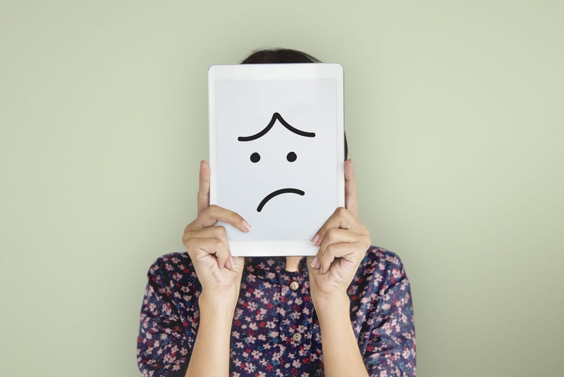 Zdjęcie przedstawia smutną twarz.