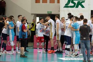 Zawodnicy Jastrzębskiego Węgla gratulują zawodnikom ZAKSY.