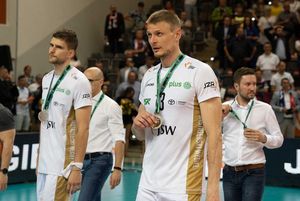 Zawodnicy schodzą z podium.