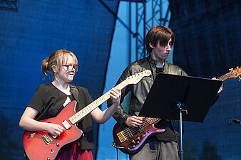 Gitarzystka i gitarzysta zespołu Let’s Funk It Away na scenie w Parku Zdrojowym