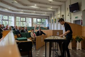 uroczystość wręczenia nagród nauczycielom w sali obrad rady miasta