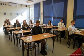 dwa rzędy ławek w każdej po jednym uczniu
