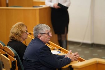 Andrzej Matusiak siedzacy na sali Rady Miasta