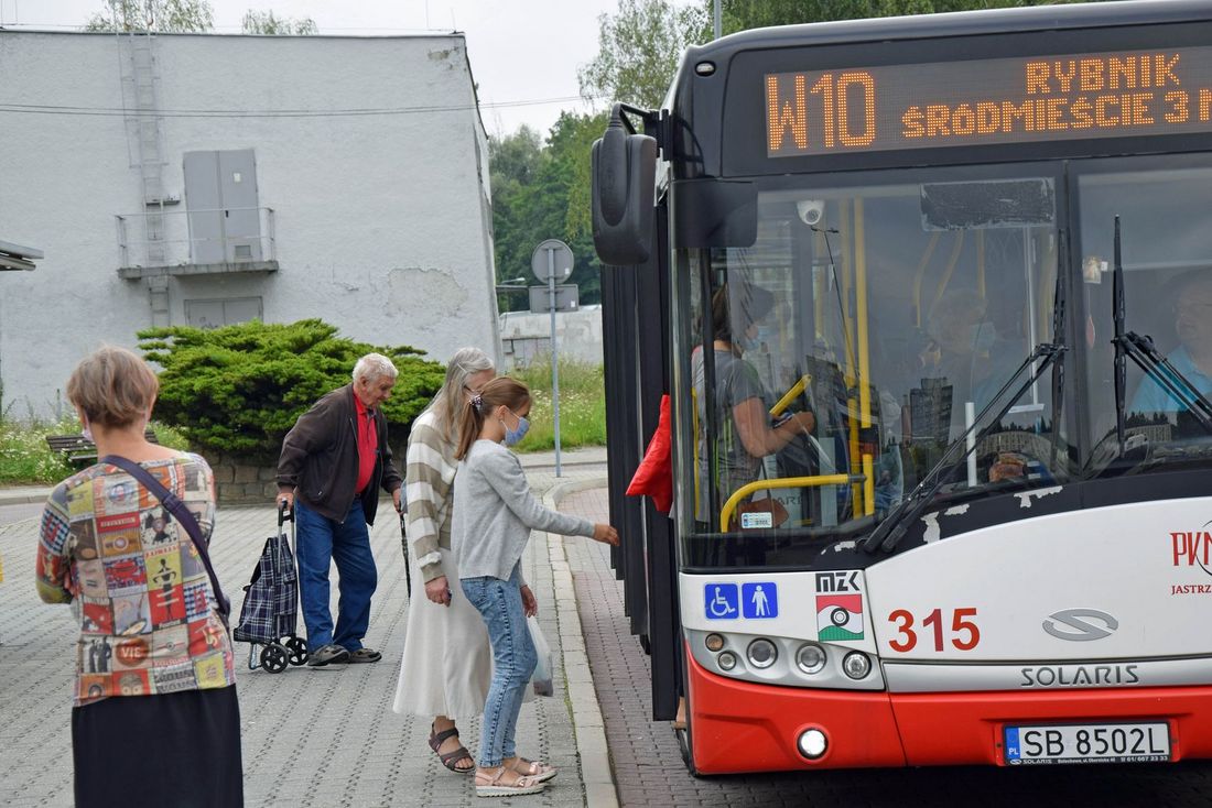 Przystanek MZK - ludzie wsiadają do autobusu