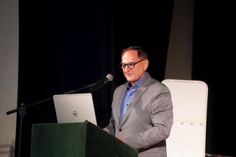 Przewodniczący rady miasta piotr szereda przemawia ze sceny