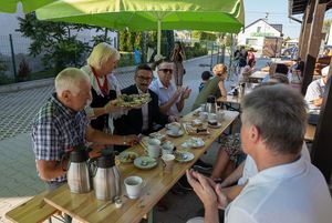 Stół, a przy nim kilka osób, m.in. zastępca prezydenta Robert Cichowicz.