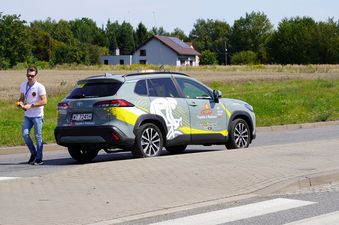 Samochód i pracownik Tour de Pologne podczas oznaczania trasy
