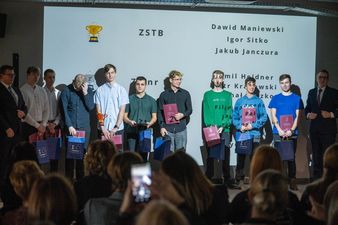Uczniowie ZSTB na scenie z upominkami i wyróżnieniami