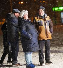 Starsza para zadowolona stoi na placu
