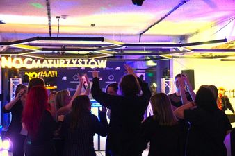 młodziez podczas tańca na Nocy Maturzystów