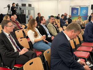 Prezydent michał urgoł siedzi na fotelu wśród widowni