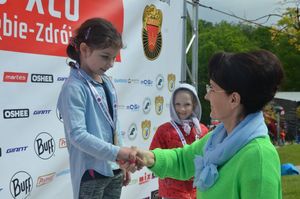 Dekoracja medalowa - prezydent Anna Hetman gratuluje młodej zawodniczce
