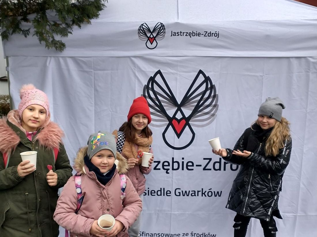 dzieci przy namiocie plenerowym na osiedlu gwarków