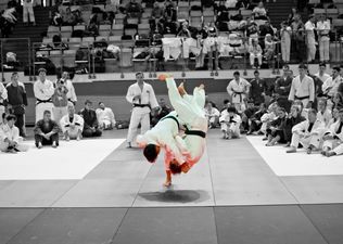 Rzucenie przeciwnikiem podczas walki judo
