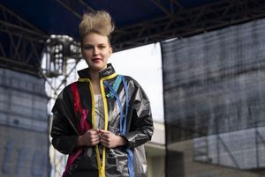 Młodzież w strojach z odpadów - pokaz mody.