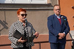 Izabela Grela, odczytująca listę gości